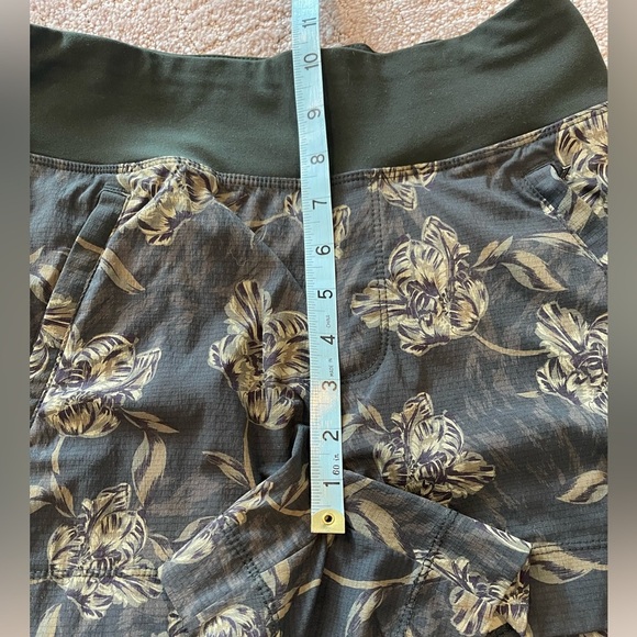 Athleta Trekkie North Printed High Waist Olive Green/Black Shorts, Floral, Sz 4 - Picture 12 of 13
